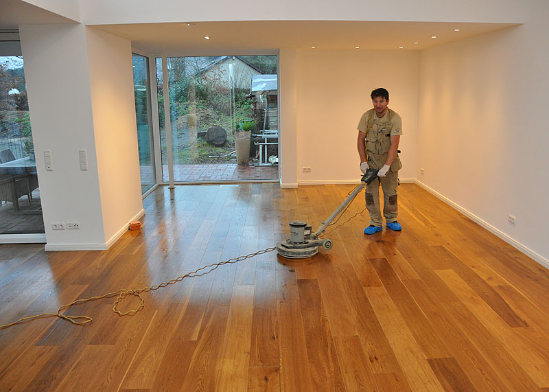 Zum Schluss wird die Oberfläche der fertig verlegten Landhausdiele mehrfach poliert.