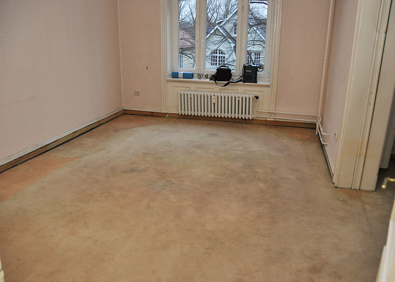 Der alte Teppichboden wird entfernt und der alte Dielenboden freigelegt.