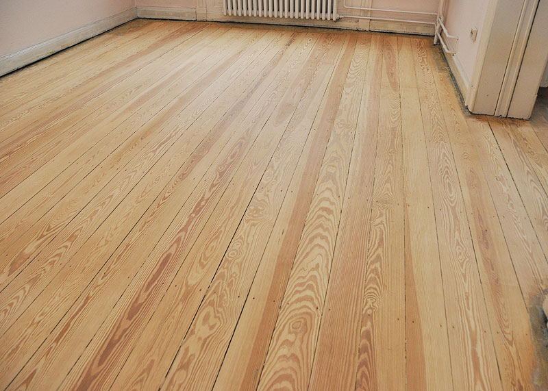 Ein weiterer Schliff mit feiner Körnung zaubert die alte Schönheit der Dielen hervor.