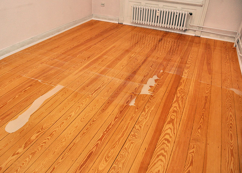 Der Dielenboden wird versiegelt, hier mit einem 2-Komponenten-Lack.