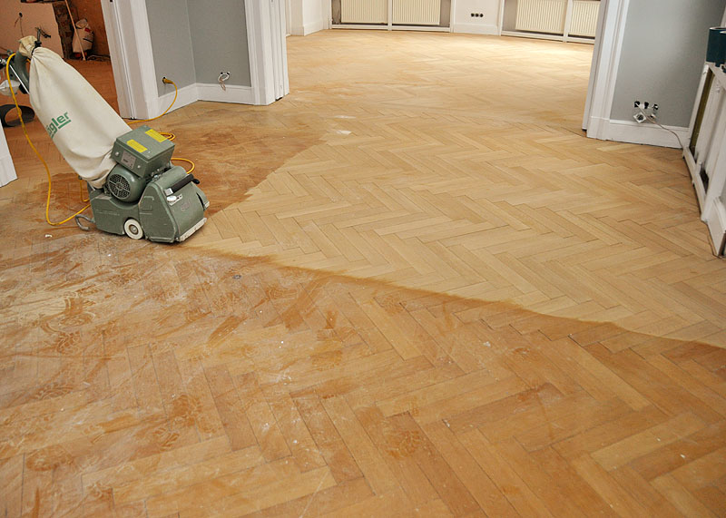 Das Abschleifen des über 100 Jahre alte Parkettbodens.