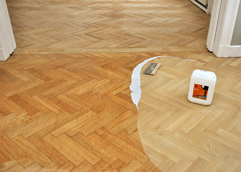 Versiegelung mit 2-Komponenten-Versiegelung. Die erste Schicht wird mit dem Spachtel aufgetragen.