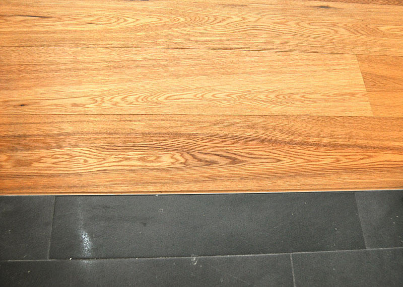 Der Übergang vom neuen 3-Schicht-Parkett zum Fliesenboden.