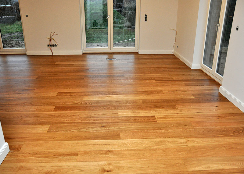 Wir ölen und polieren das fertige 3-Schicht-Parkett als erste Pflegemaßname.